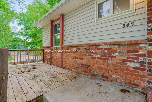 Building Photo - Very Spacious and ready for immediate move...