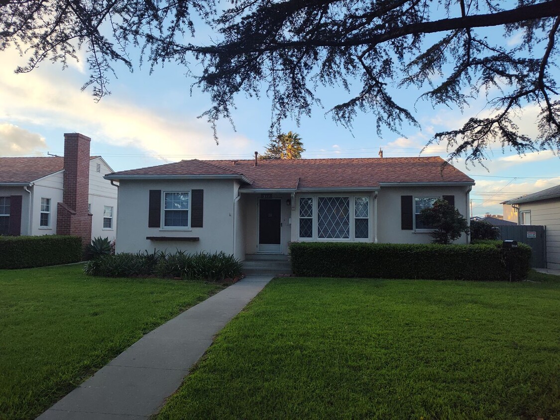 Foto principal - Updated 3-bed, 2-bath home near downtown O...