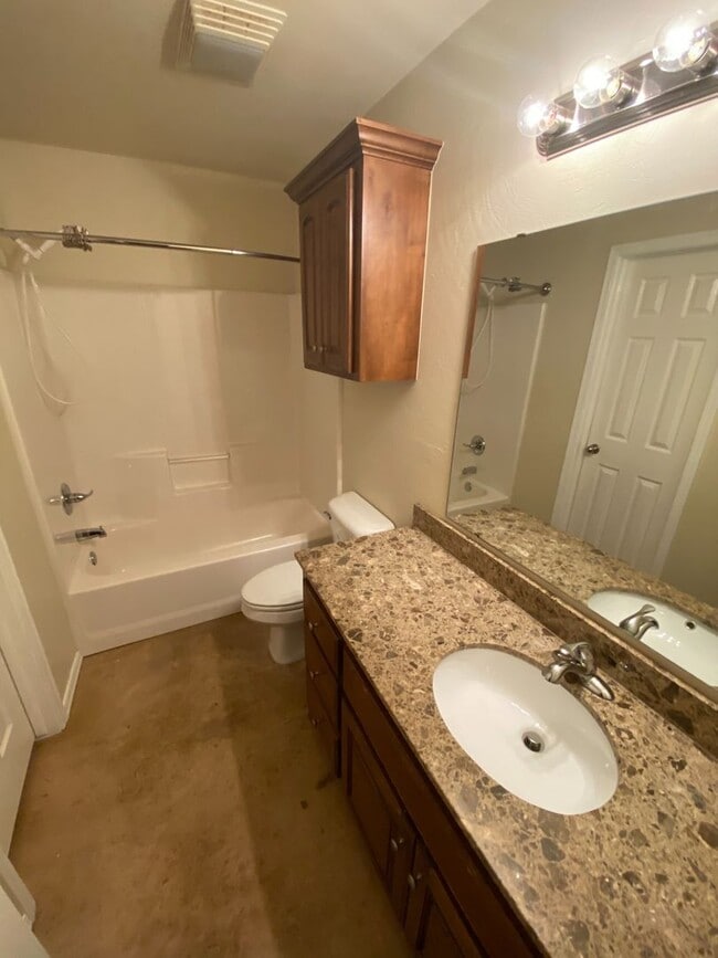 Foto del edificio - 2428 Ellis Dr