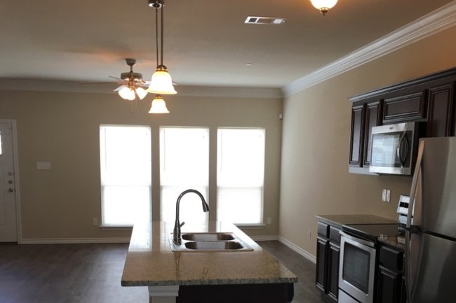 Kitchen island - Maple Ridge Townhomes