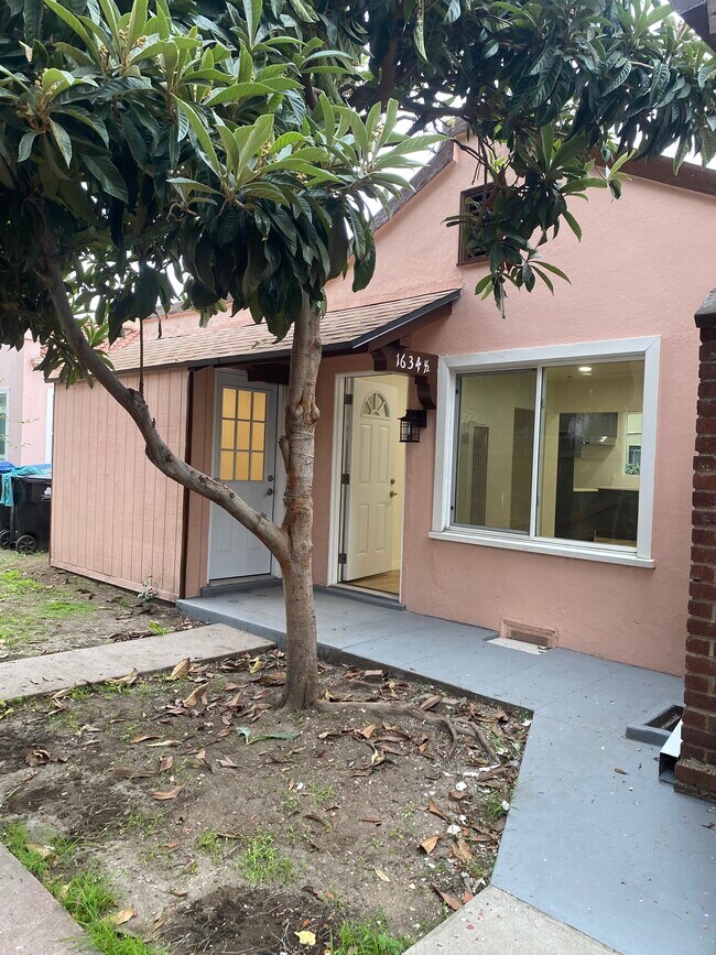 Foto del edificio - 1634 1/2 N Serrano Ave