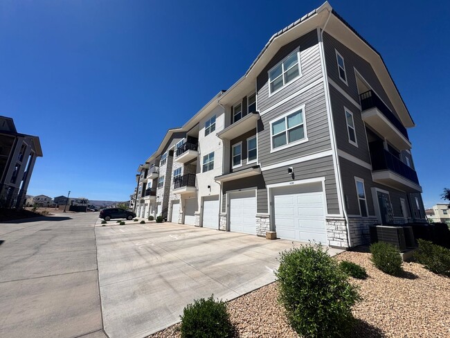 Building Photo - 3 Bed Condo In Desert Color!