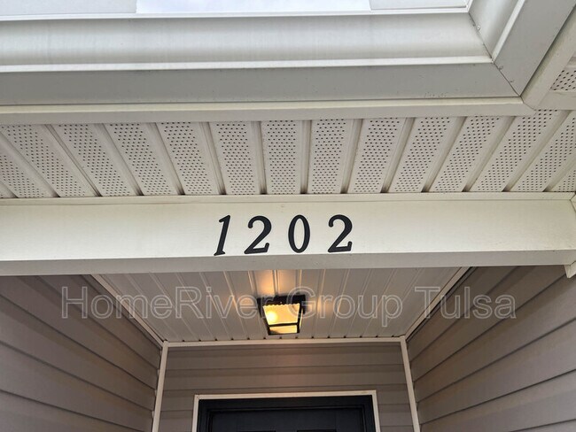 Building Photo - 1202 E San Antonio St