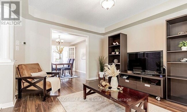 Photo du bâtiment - 215 Equator Crescent