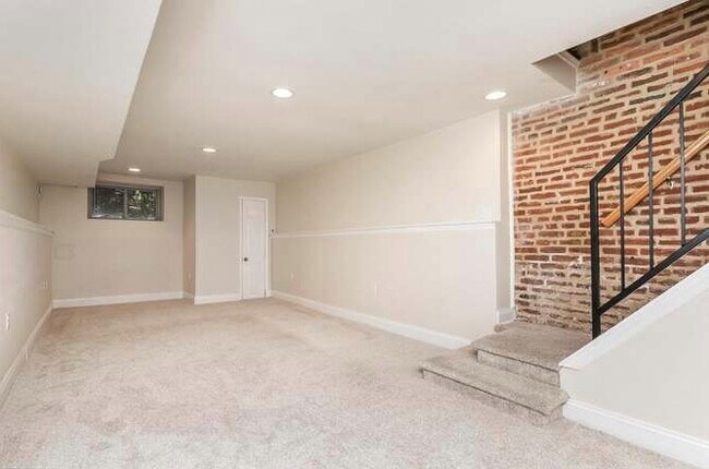Building Photo - 32 N Kenwood Ave