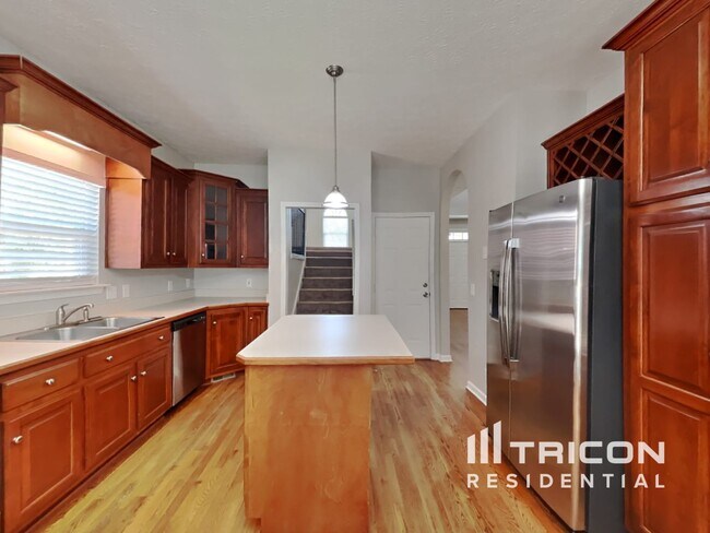 Building Photo - 316 Lone Oak Dr