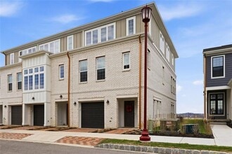 Building Photo - 104 Founders St