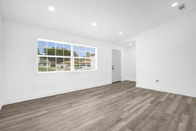 Foto del edificio - 1730 Avenue C NE