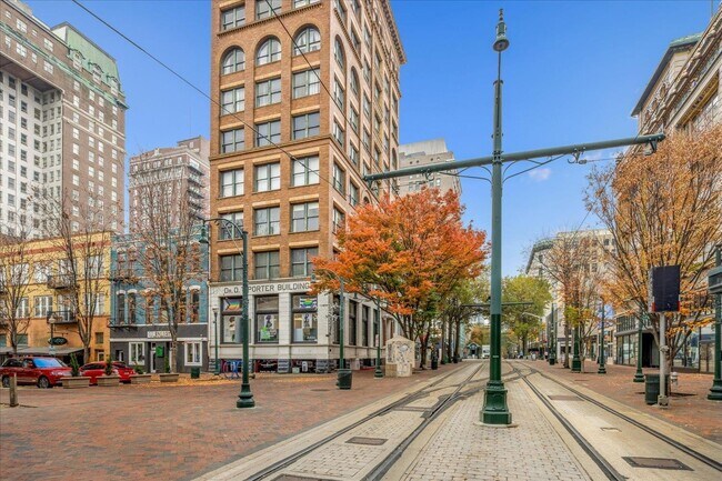 Foto del edificio - 10 N Main St