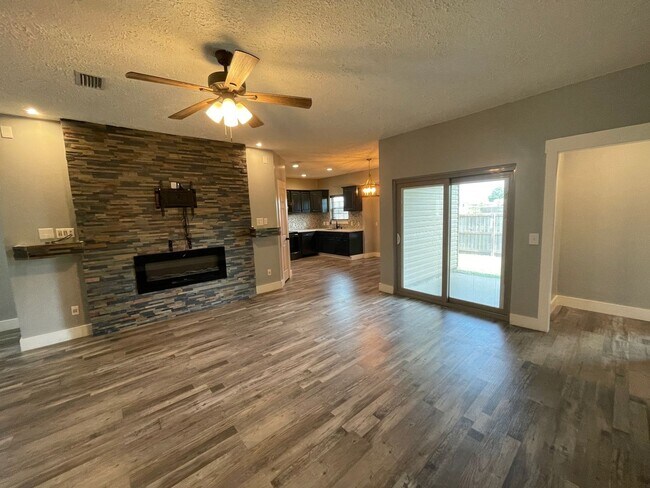 Building Photo - For Lease - 3 BR|2 BA Home w/ Garage! Near...