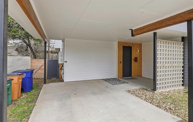 Building Photo - 1208 W Oltorf St