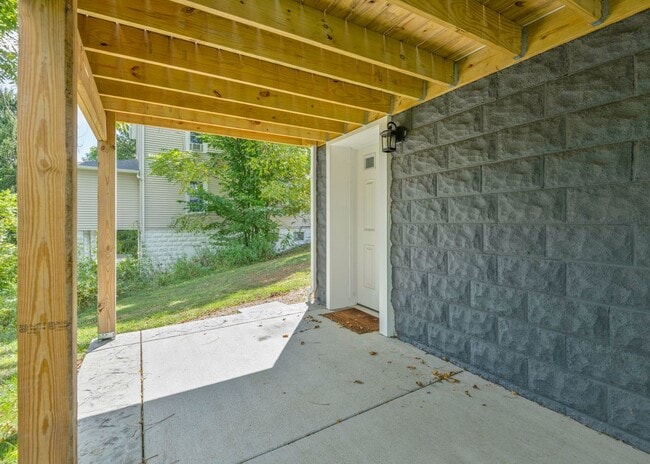 Building Photo - Sweet and Updated Bungalow in Ellwood City...
