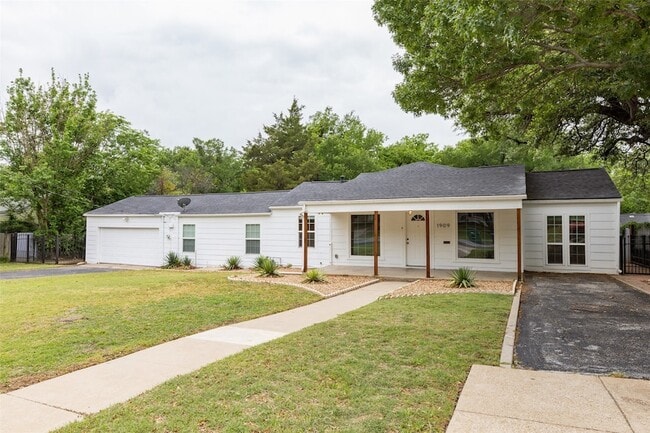 Building Photo - 1909 Bluebonnet Dr