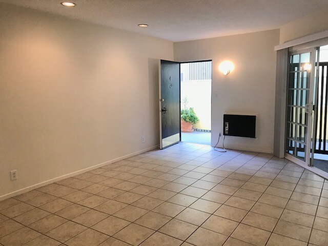 Building Photo - 939 Larrabee St