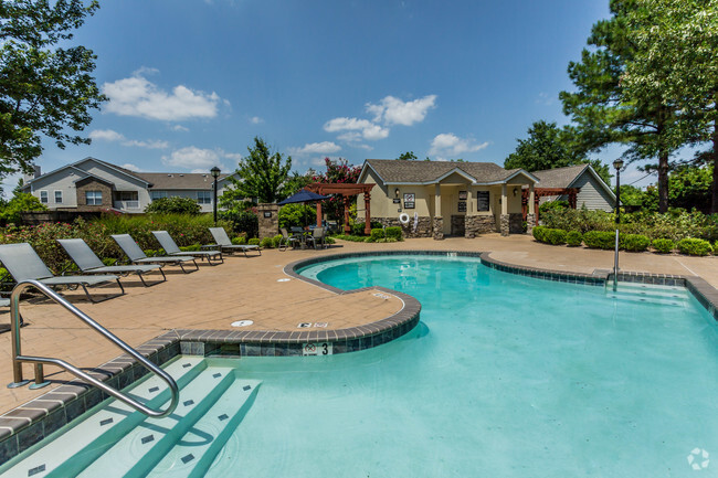 Piscina y sillones | Apartamentos en Memphis, Tennessee | Apartamentos Waterford Place - Waterford Place Apartments