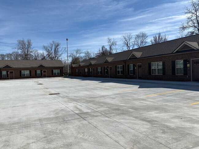 Foto del edificio - 404 Cedar Ln