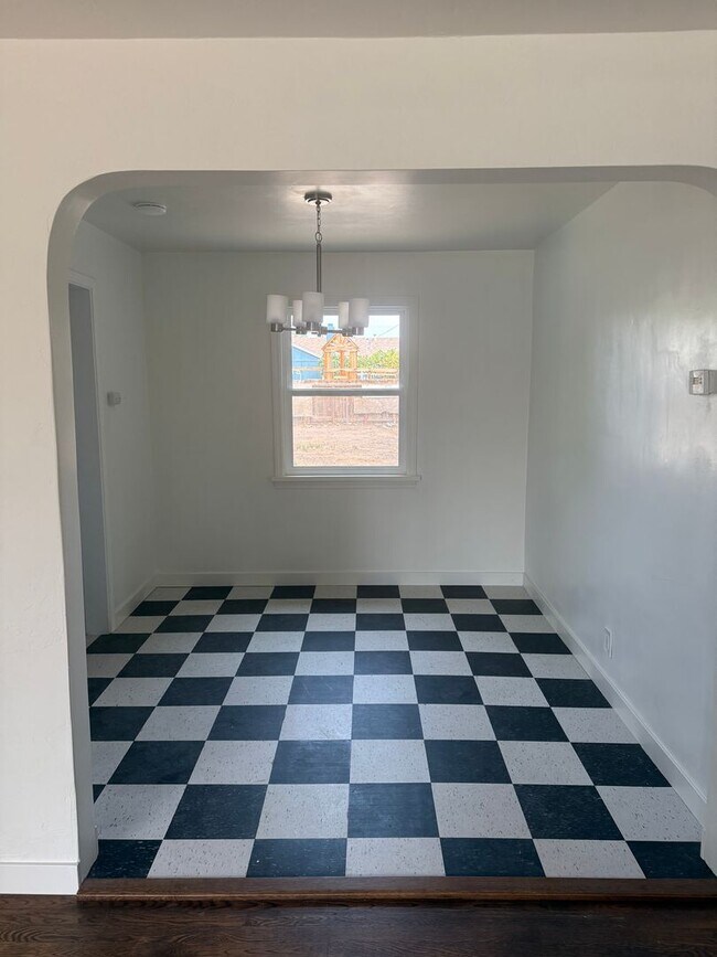 Building Photo - Charming 2-Bedroom Single-Family Home