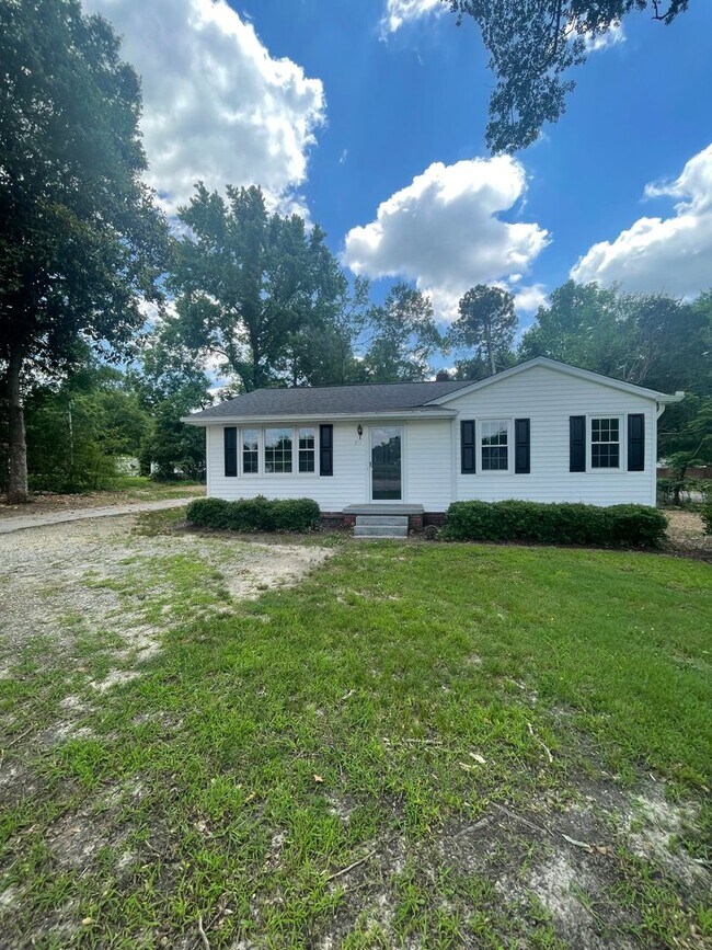 Foto del edificio - 3 Bedroom 1 Bath Ranch In Fountain Inn!!!!...