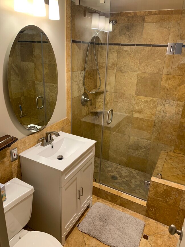 Foto del edificio - 221 W 48th St