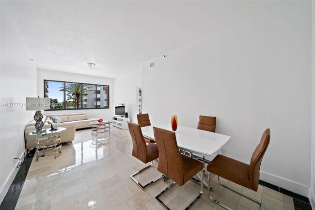 Foto del edificio - 8816 Collins Ave