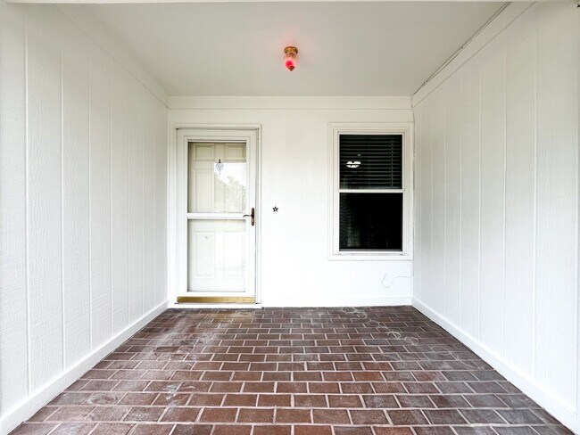 Foto del edificio - Available Now!!!! Gorgeous 3 bedroom, 2 bath, 2 car garage home. Beautiful wood look flooring. Sp...