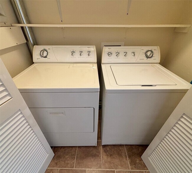 Foto del edificio - 2727 Briarhurst Dr