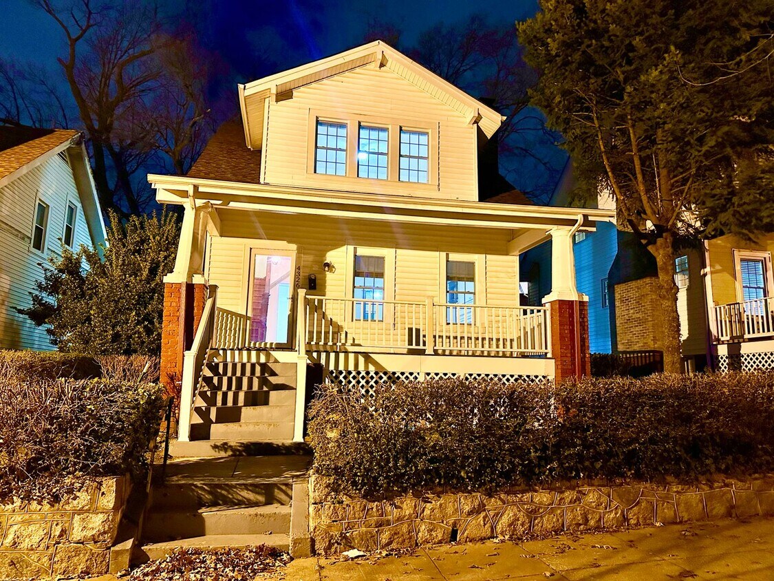 Primary Photo - Detached 4 bed 3 bath. Pets Welcome!