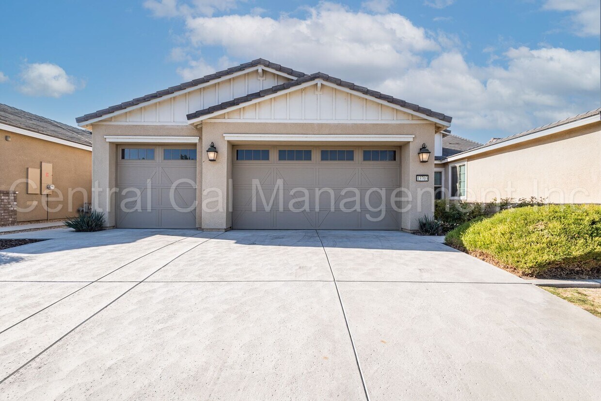 Primary Photo - 4 Bedroom/3 Bath Home with Paid Solar - $3...