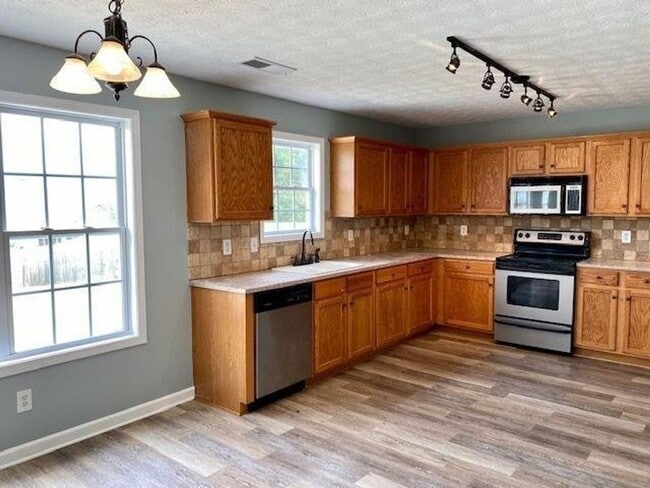 Building Photo - Beautiful Home!