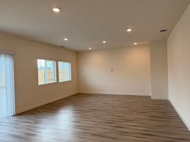 Foto del edificio - Beautiful 5 bed 3 bath located in West Ros...