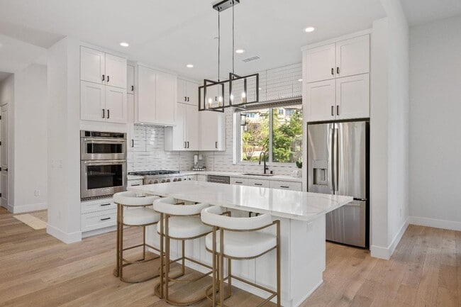 Building Photo - Modern Luxury Meets Country Club Living