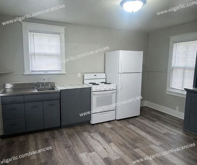 Foto del edificio - Step into comfort, convenience, and quality living in this conveniently designed 4-bedroom, 2-flo...