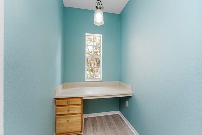 Foto del edificio - IMMACULATE 2nd Story condominium with so m...
