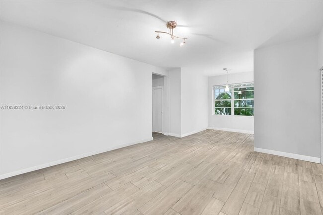 Building Photo - 1622 Bay Rd