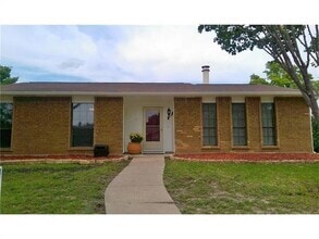 Building Photo - 418 Cambria Dr