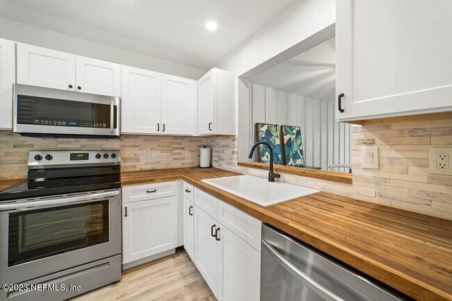Building Photo - 2083 Sandpiper Ct