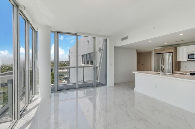 Building Photo - 9940 W Bay Harbor Dr