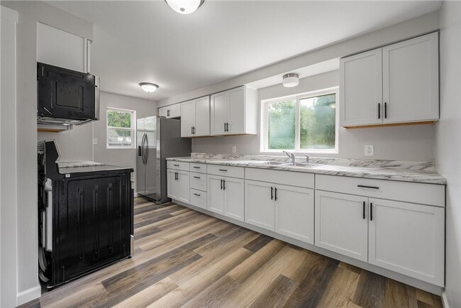 Building Photo - 1410 Lake Ave W