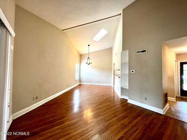Building Photo - 724 Azalea Dr