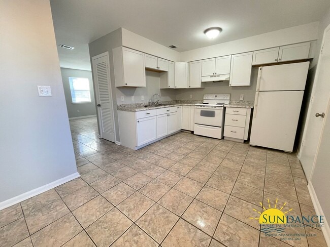 Building Photo - Great End-Unit Townhouse in Fort Walton Beach!
