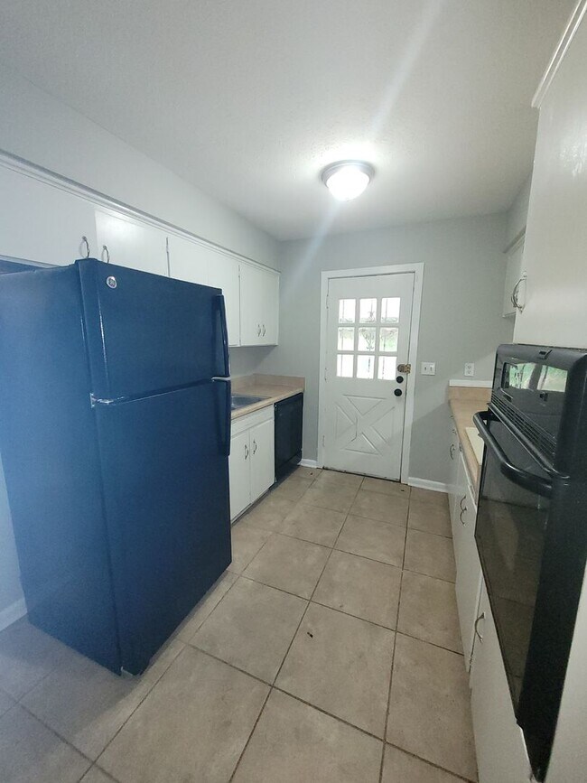 Building Photo - 3 Bedroom 1 Bath