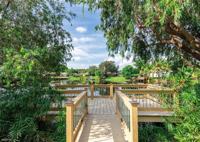 Foto del edificio - 3 br, 2 bath House - 6581 NW 33rd Way