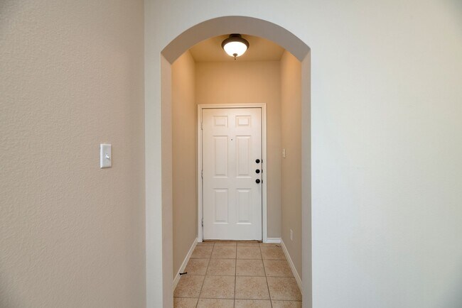 Building Photo - AVAILABLE NOW! NICE 3 BEDROOM TOWNHOME LOC...