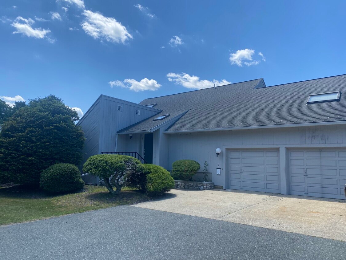 3 Leo's Ln, Avon, MA 02322 Condo for Rent in Avon, MA