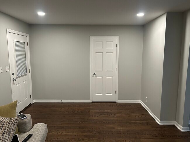 Foto del edificio - 557 E Division St