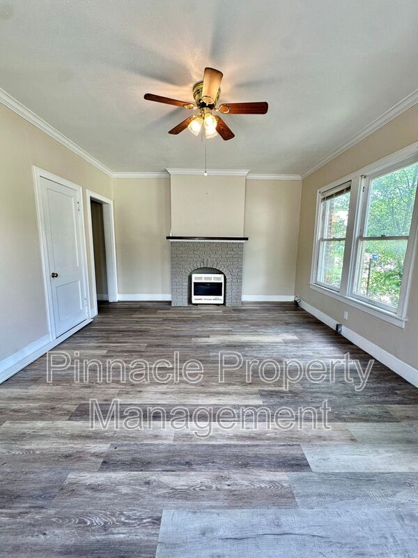 Building Photo - 302 S Van Buren St