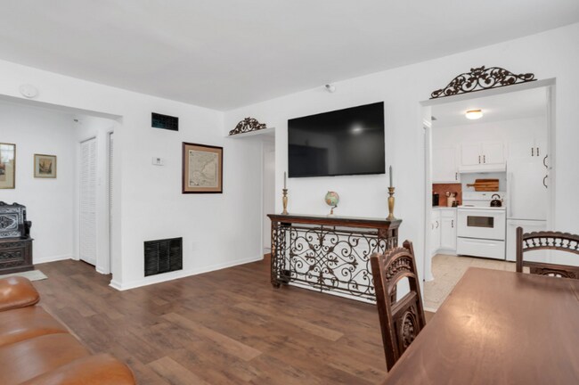 Building Photo - 121 W Hall St