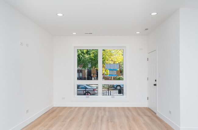 Building Photo - 2132 S Fairfield Ave