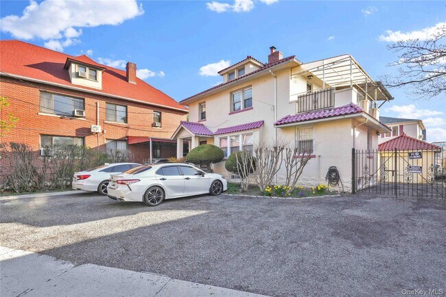 Foto del edificio - 43-45-45 Parsons Blvd