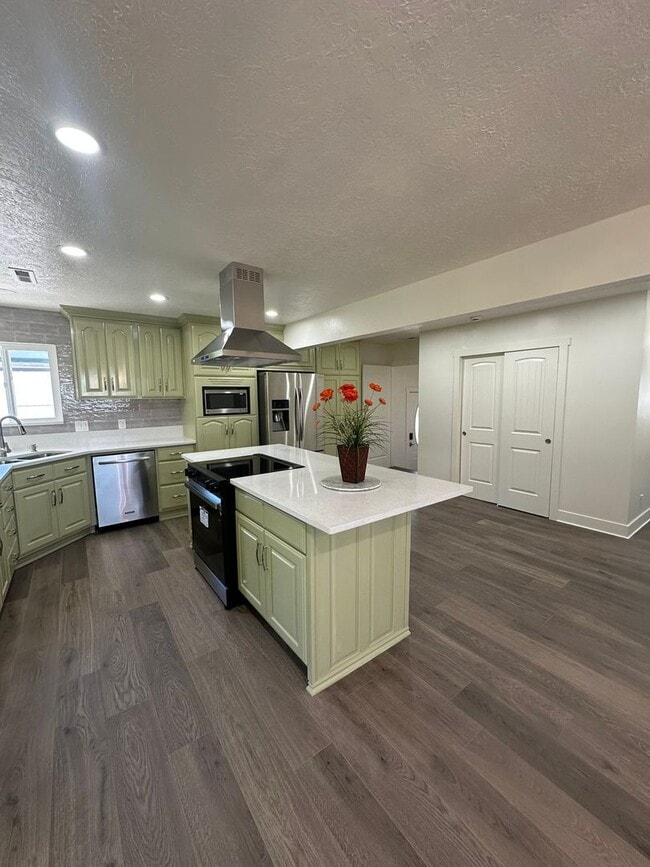 Building Photo - Modern 4-Bedroom South Ogden Home with 2 K...